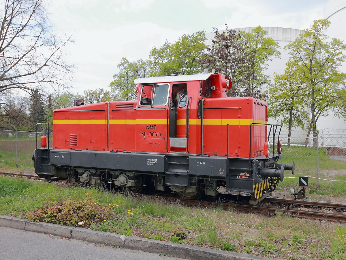 Am 03. Mai 2016 stand vor dem Tanklager am Teltowkanal in Berlin Rudow ML 00613 der Neukölln - Mittenwalder Eisenbahn-Gesellschaft AG (NME) um dann die entladenen Kesselanhänger wieder zum Güterbahnhof Neukölln zu verbringen. 

