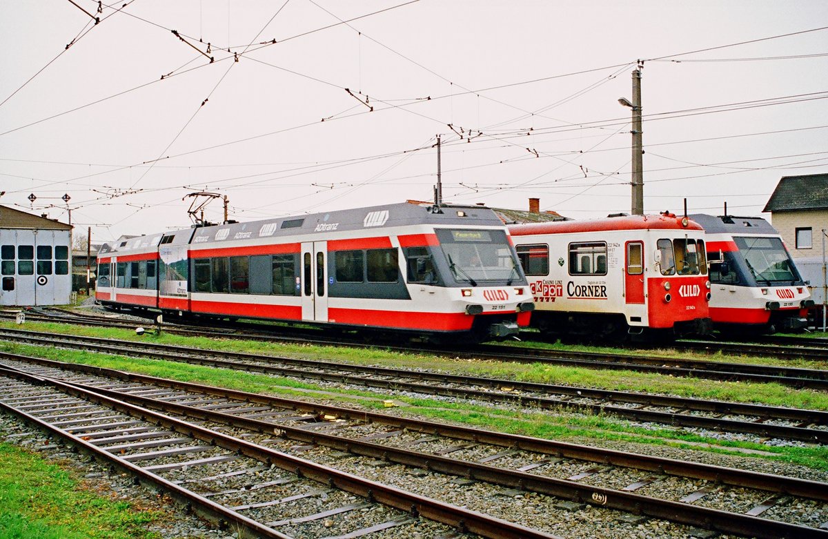 Am 03. November 2002 konnte ich auf dem Betriebshof der Fa. Stern & Hafferl in Eferding bei Linz die Triebzüge 22 151, 22 155 und 22 142 der Linzer Lokalbahn fotografieren. Scan vom Negativ.