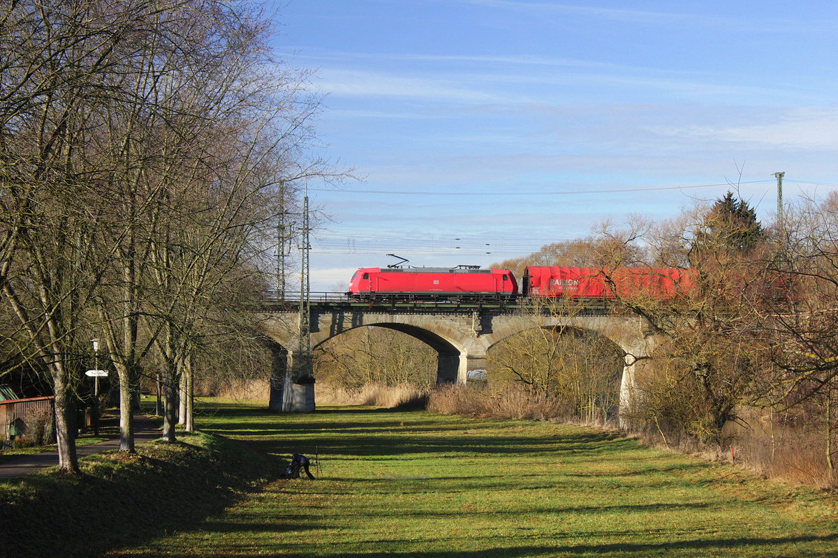 Am 03.01.2012 überquert 185 038 mit gemischtem Güterzug in Crailsheim die Jagst. 