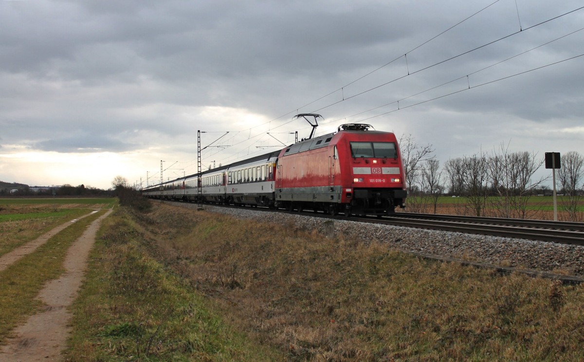 Am 03.01.2014 bespannte die 101 018-0 den EC 8 (Zürich HB - Hamburg-Altona) auf dem deutschen Abschnitt von Basel SBB nach Hamburg. Hier ist sie nördlich von Müllheim (Baden) bei Hügelheim am Fotografen Vorbeigeschossen.