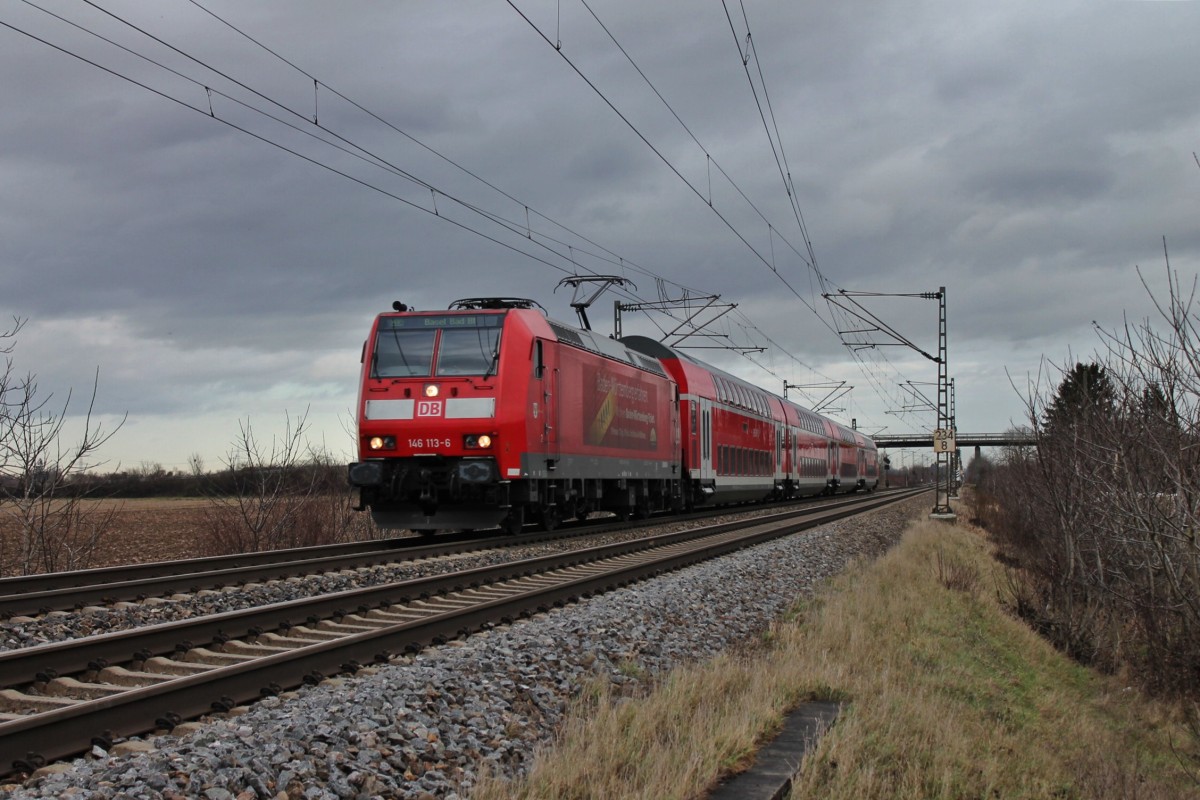 Am 03.01.2014 bespannte 146 113-6  Baden-Württemberg erfahren  den RE 26517 (Offenburg - Basel Bad Bf), als sie kurz vor ihrem nächstem Halt in Müllheim (Baden) an Hügelheim vorbeifuhr.