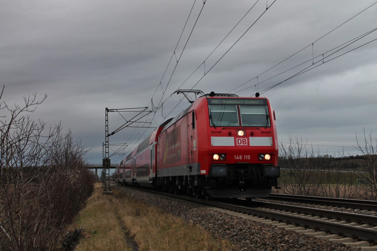 Am 03.01.2014 bespannte 146 115  Baden-Württemberg erfahren  die RB 26569 (Offenburg - Neuenburg (Baden)), als sie westlich vom Winzerörtchen Hügelheim ihrem vorletztem Halt in Müllheim (Baden) entgegen fuhr.