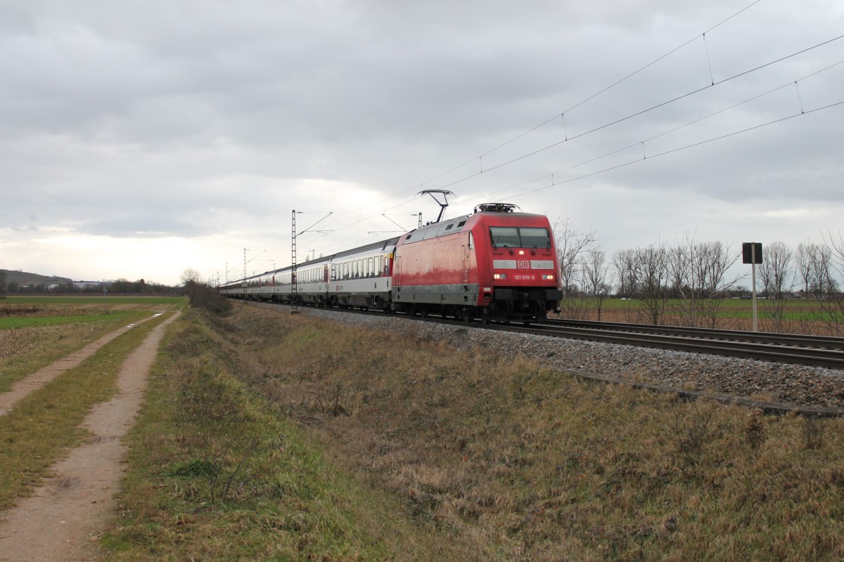 Am 03.01.2014 bespannte die Hamburger 101 018-0 den EC 8 (Zürich HB - Hamburg-Altona), als sie beim WInzerort Hügelheim in Richtung Norden fuhr.
