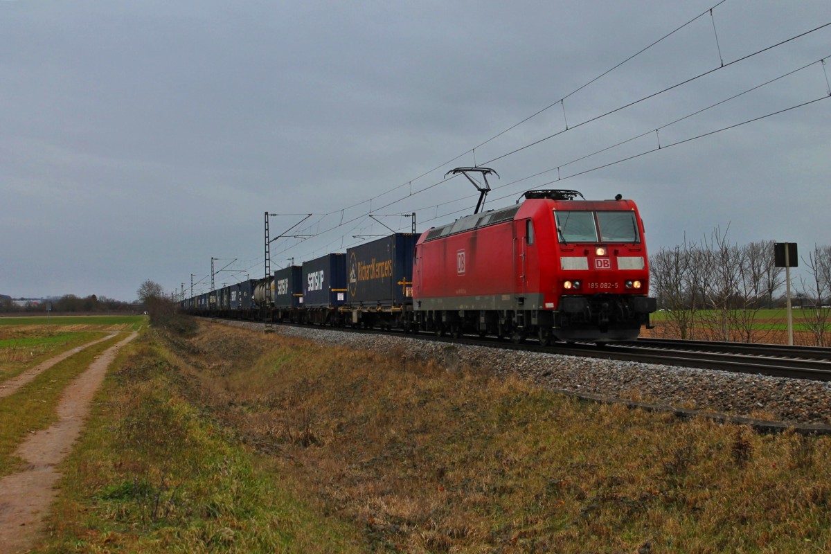 Am 03.01.2014 bespannte die Mannheimer 185 082-5 eine Kistenzug, als sie bei Hügelheim gen Freiburg fuhr. Die 185er übernahm dem Zug in Muttenz (CH) oder in Weil am Rhein.