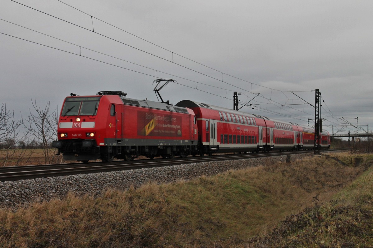 Am 03.01.2014 fuhr 146 115  Baden-Württemberg erfahren  als RB 26563 (Freiburg (Brsg) Hbf - Neuenburg (Baden)) westelich vom Weinort Hügelheim dem nächsten Zwischenhalt in Müllheim (Baden) entgegen. 