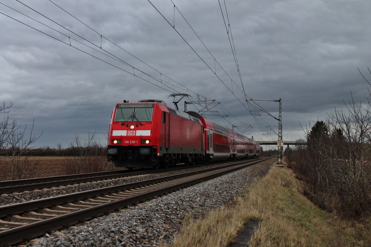 Am 03.01.2014 fuhr 146 238-1 als RE 26513 (Offenburg - Basel Bad Bf) westlich von Hügelheim in Richtung Müllheim (Baden) vorbei.
