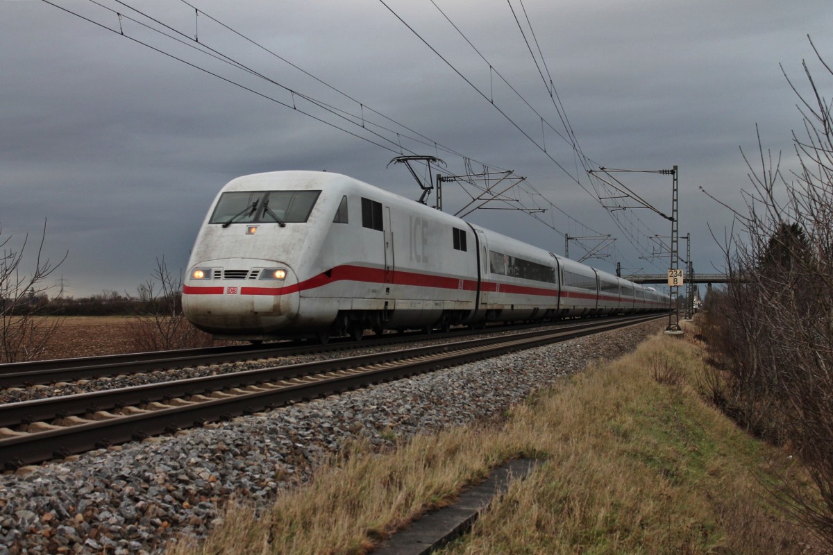 Am 03.01.2014 fuhr 401 063-3 westlich vom Winzerörtchen Hügelheim vorbei als ICE 279 (Berlin Ostbahnhof - Basel SBB).