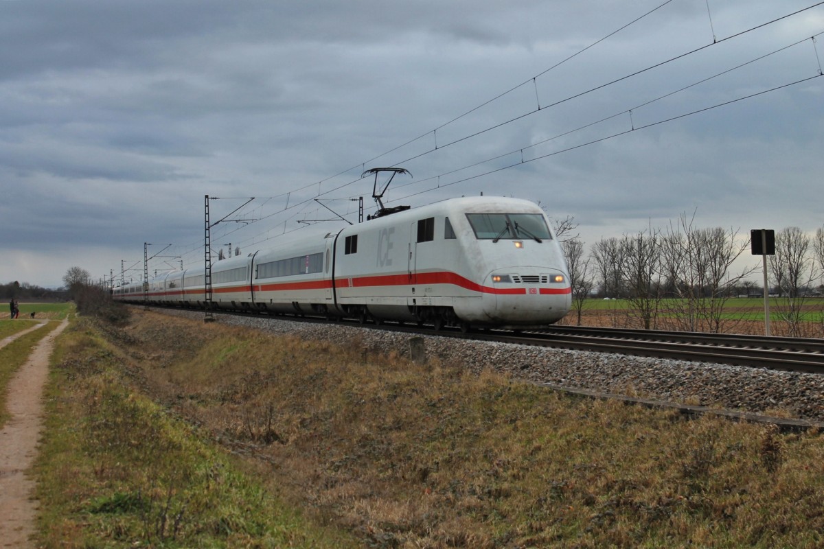 Am 03.01.2014 fuhr 401 572-3 als ICE 72 (Zürich HB - Hamburg-Altona) am Winzerort Hügelheim, nördlich von Müllheim (Baden) gelegen, in Richtung Freiburg.