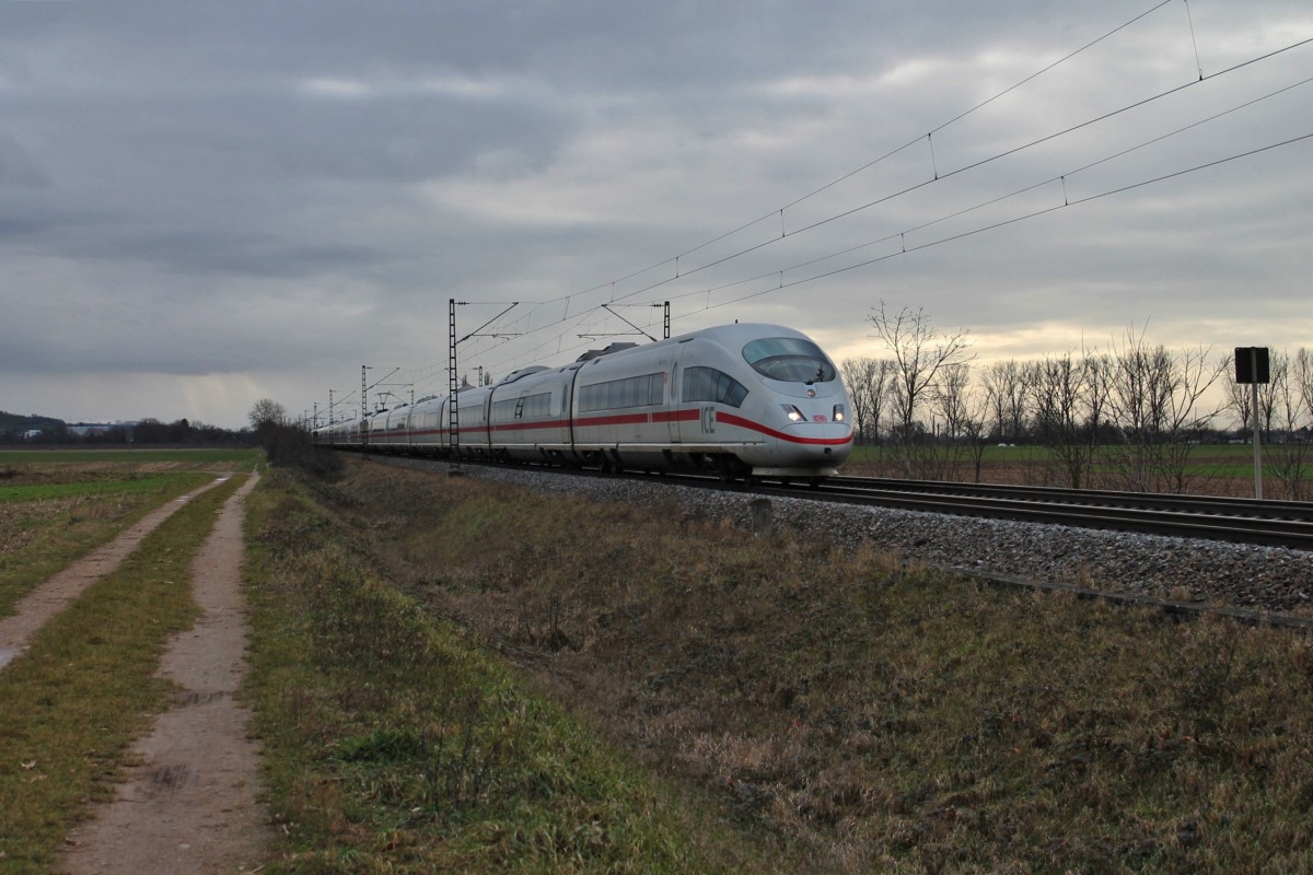 Am 03.01.2014 fuhr 403 021-9  Krefeld  zusammen mit 403 522-6  Solingen  als ICE 106 von Basel SBB nach Köln Hbf/Dortmund Hbf. Hier ist die Doppeleinheit bei Hügelheim auf dem Weg nach Freiburg.