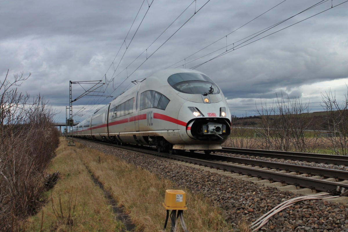 Am 03.01.2014 fuhr 403 522-6  Solingen  zusammen mit 403 521-8  Krefeld  als ICE 103 (Hannover Hbf - Basel SBB), als sie nördlich von Müllheim (Baden) ihrem Ziel entgegen fuhren.