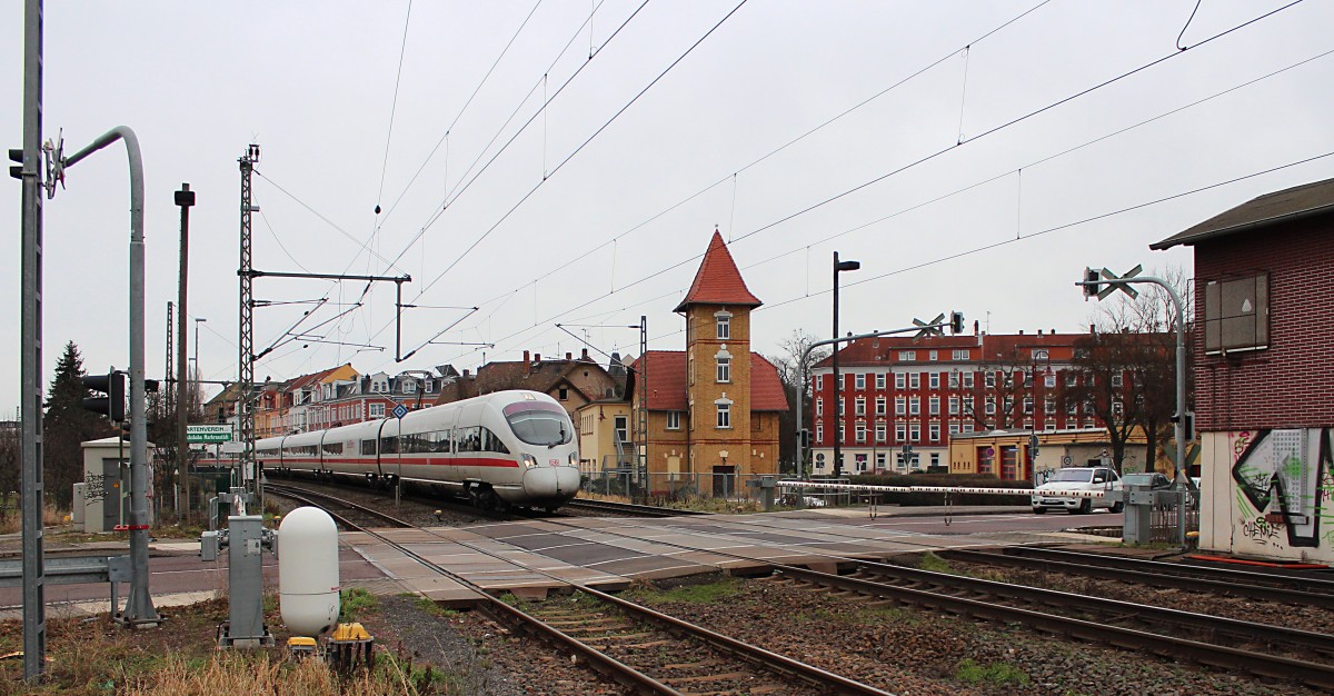 Am 03.01.2015 fahren 415 024-9  Hansestadt Rostock  und 411 089-9  Paderborn mit den ICE 1548 (Dresden Hbf - Frankfurt(M) Flughafen Fernbf) durch Markranstädt. Das markante Gebäude in der Bildmitte gehört der freiwilligen Feuerwehr von Markranstädt