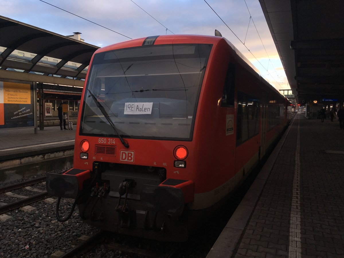 Am 03.01.2018 war wohl mal wieder akuter Neitec- Fahrzeugmangel in Ulm, sodass 650 314 + 650 324 als Ire zwischen Ulm und Aalen pendeln durften.

Im Jahr 2018 gibt es wohl eine neue Idee für Zugzielanzeigen :), die wohl auch ausfallsicher sind. 
