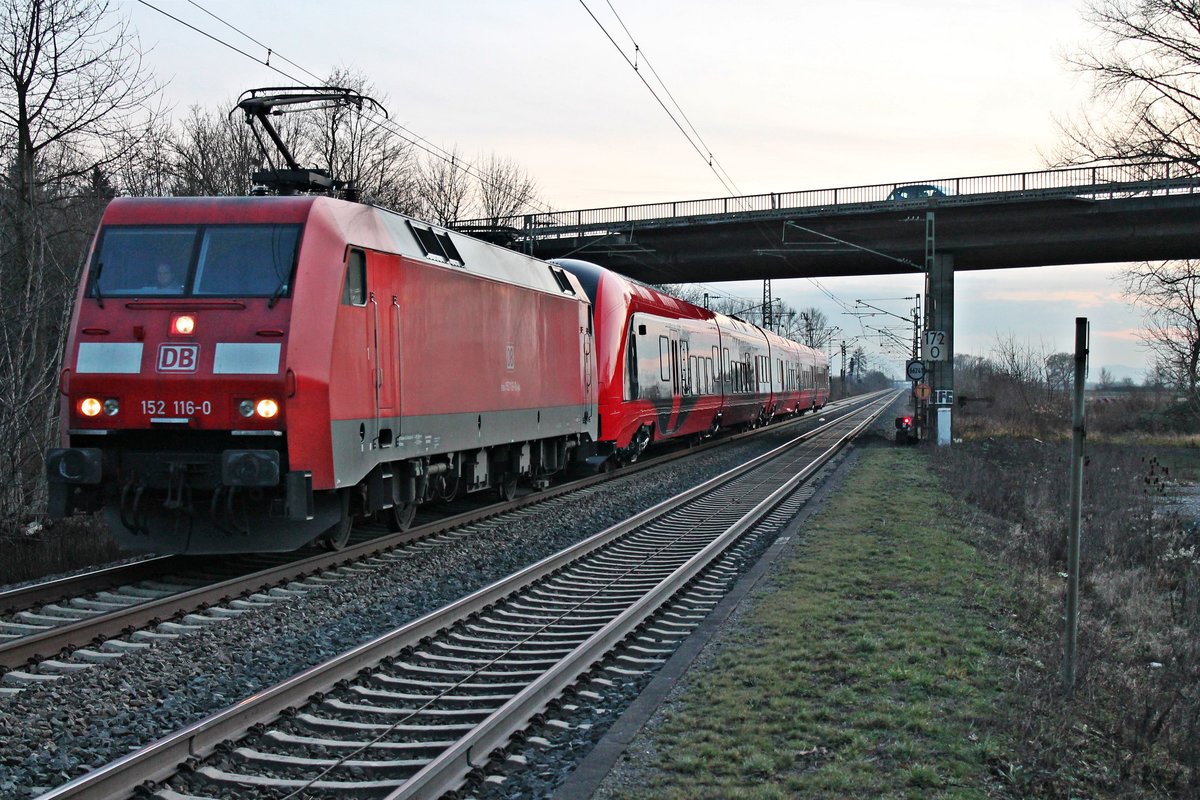 Am 03.02.2015 bespannte die 152 116-0 den brandneuen mtr erxpress X 74003 von Stadtler, den sie von der Schweizer Grenze nach Rostock Seehafen überführte. Hier ist das außergewöhnliche Gespann bei der Durchfahrt von Orschweier gen Offenburg.