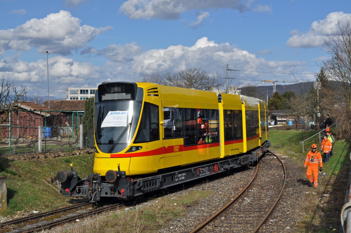 Am 03.03.02015 kommt der erste Tango der BLT der zweiten Serie mit der Betriebsnummer 171 beim Depot Dreispitz an, wo er dann von den beiden Be 4/8 218 und 217 auf das Basler Gleis gezogen wird.