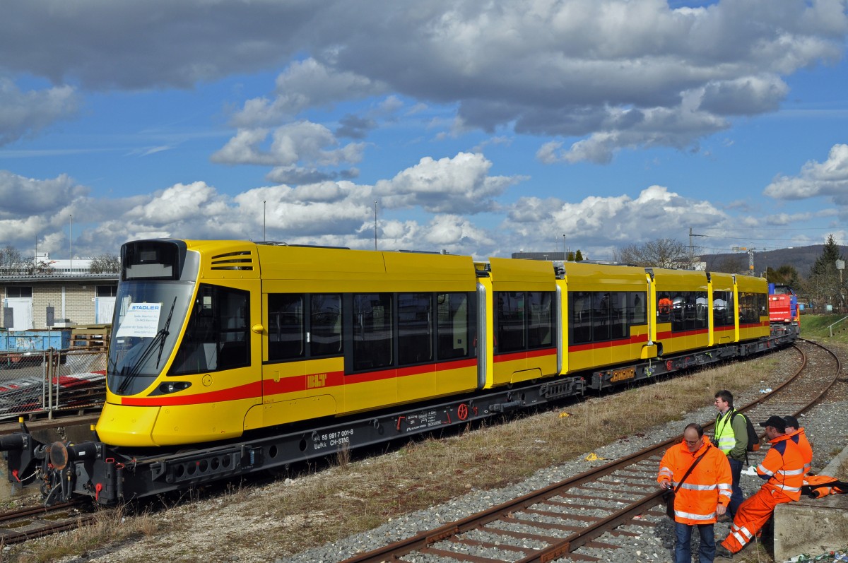 Am 03.03.02015 kommt der erste Tango der BLT der zweiten Serie mit der Betriebsnummer 171 beim Depot Dreispitz an, wo er dann von den beiden Be 4/8 218 und 217 auf das Basler Gleis gezogen wird.