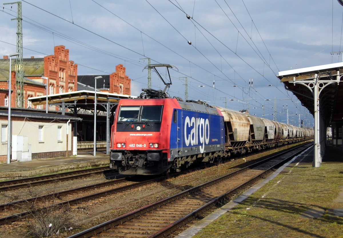 Am 03.04 .2015 kam die 482 046-0 von der SBB Cargo aus Richtung Magdeburg nach Stendal und fuhr weiter in Richtung Salzwedel .