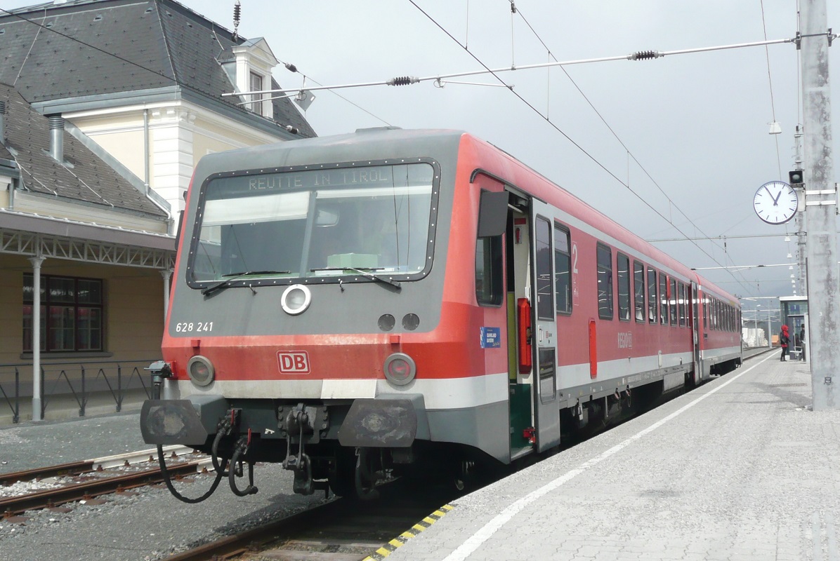 Am 03.04.2013 wurde mal wieder au�erplanm��ig mit 628 auf der Au�erfernbahn gefahren.
628 241 kam gerade als RB aus Kempten(Allg�u)Hbf in Reutte in Tirol an und wird wenige Minuten sp�ter wieder nach Kempten zur�ckfahren.
Gru� an den sehr netten Lokf�hrer ;-)