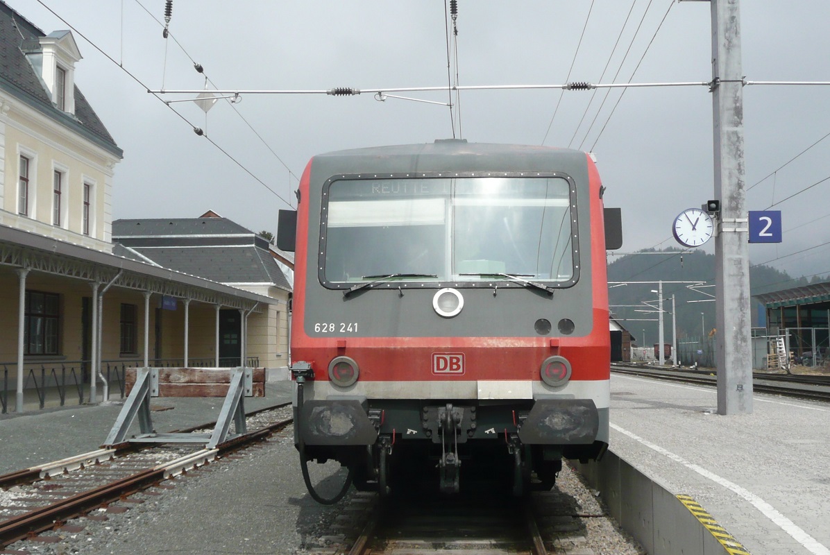 Am 03.04.2013 wurde mal wieder auerplanmig mit 628 auf der Auerfernbahn gefahren. 
628 241 kam gerade als RB aus Kempten(Allgu)Hbf in Reutte in Tirol an und wird wenige Minuten spter wieder nach Kempten zurckfahren.
Diese 628 sind viel bequemer, als die planmig eingesetzten 642.