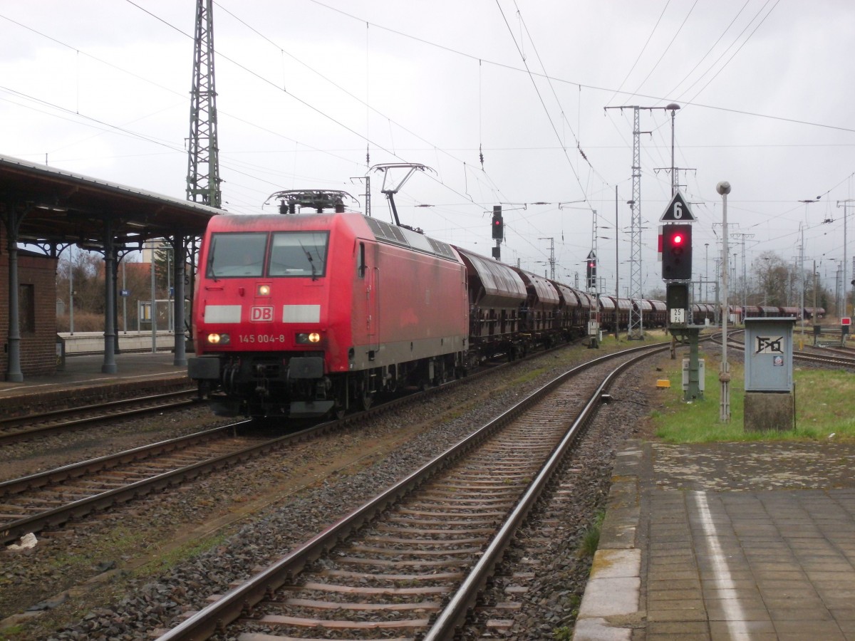Am 03.04.2015 kam 145 004 mit ihrem Düngerzug aus Richtung Magdeburg nach Stendal und fuhr weiter nach Wittenberge.