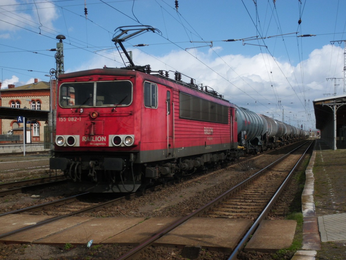 Am 03.04.2015 kam 155 082 mit ihrem Kesselzug aus Richtung Magdeburg nach Stendal und fuhr weiter nach Hannover.
