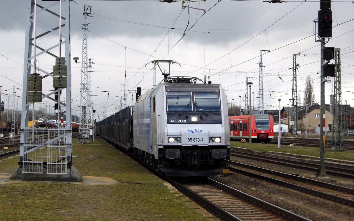Am 03.04.2015 kam die   185 673-1 von der Rurtalbahn Cargo (Railpool) aus Richtung Hannover nach Stendal und fuhr weiter in Richtung Magdeburg .