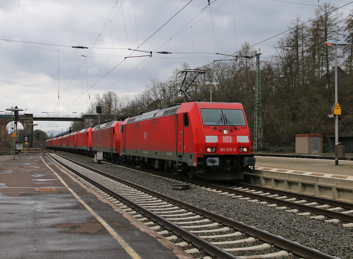 Am 03.04.2015 kam ein ziemlich langer Lokzug durch Eichenberg Richtung Norden. Zuglok war 185 379-5 welche die Loks 145 039-4, 185 286-2, 185 216-9, 185 183-1, 152 080-8, 152 139-2, 185 309-2, 145 062-6 und 145 038-6 am Haken hatte.