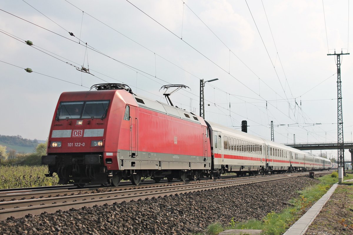 Am 03.04.2017 bespannte die 101 122-0 dem EC 206 (Zürich HB - Frankfurt (Main) Hbf), als sie bei Müllheim (Baden) in Richtung Norden fuhr.