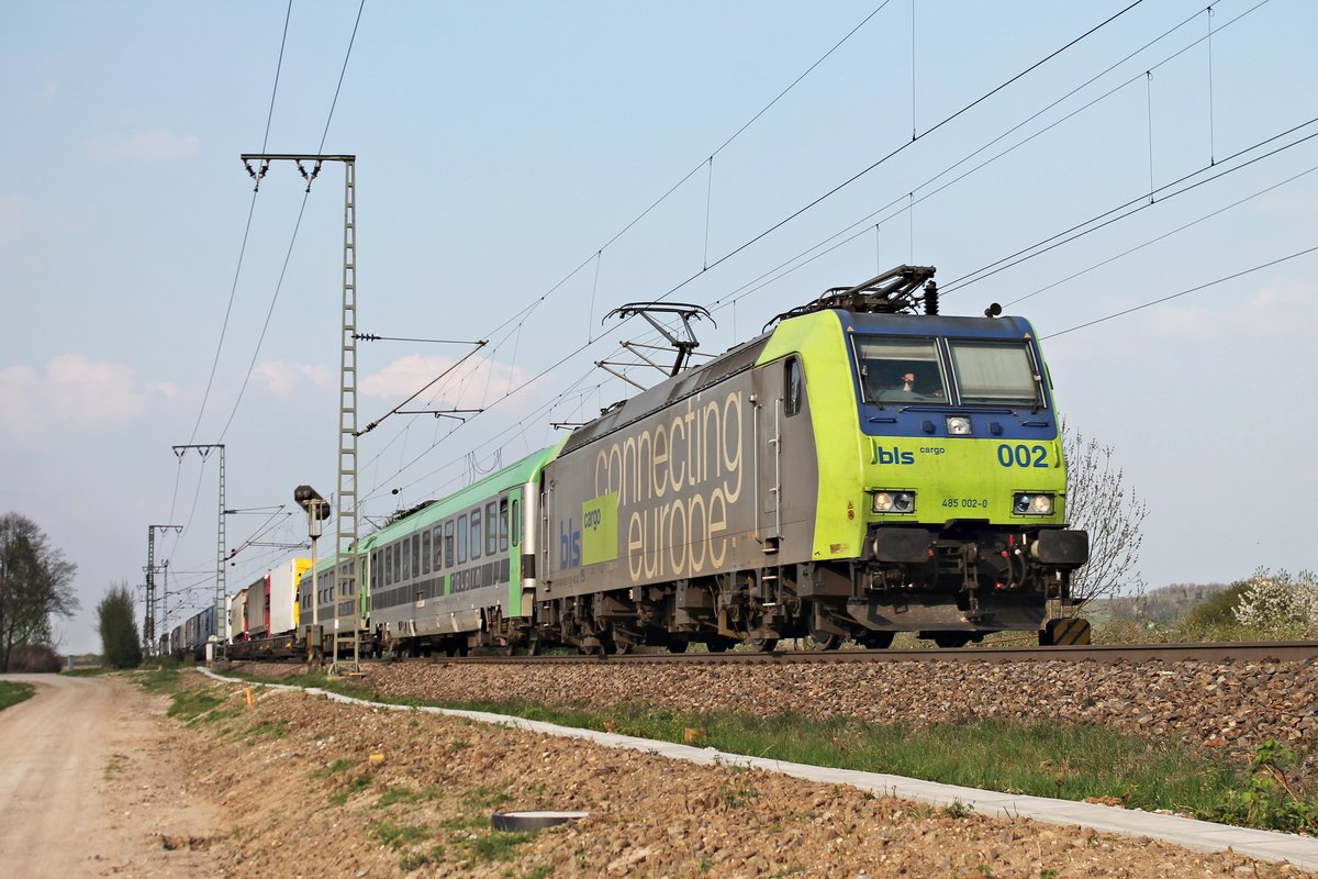 Am 03.04.2017 fuhr Re 485 002-0 mit einer RoLa (Freiburg (Brsg) Rbf - Novara Boschetto) nördlich von Müllheim (Baden) über die KBS 703 in Richtung Basel.