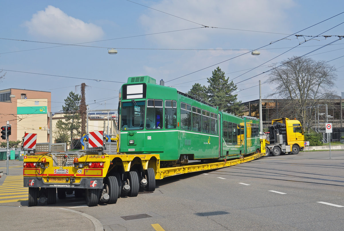 Am 03.04.2017 wird der Be 4/6S 686 in der Hauptwerkstatt auf einen Schwertransportlastwagen verladen. Hier sehen wir den Konvoi beim Wendemanöver auf der Kreuzung vor der Hauptwerkstatt. Die ganze Kreuzung wurde durch die Polizei abgesperrt. Danach geht es mit Polizei Begleitung zum Verladeplatz. Dort wird er auf einen Eisenbahnwagen gehoben und wird die Reise in seine neue Heimat in Sofia antreten. 