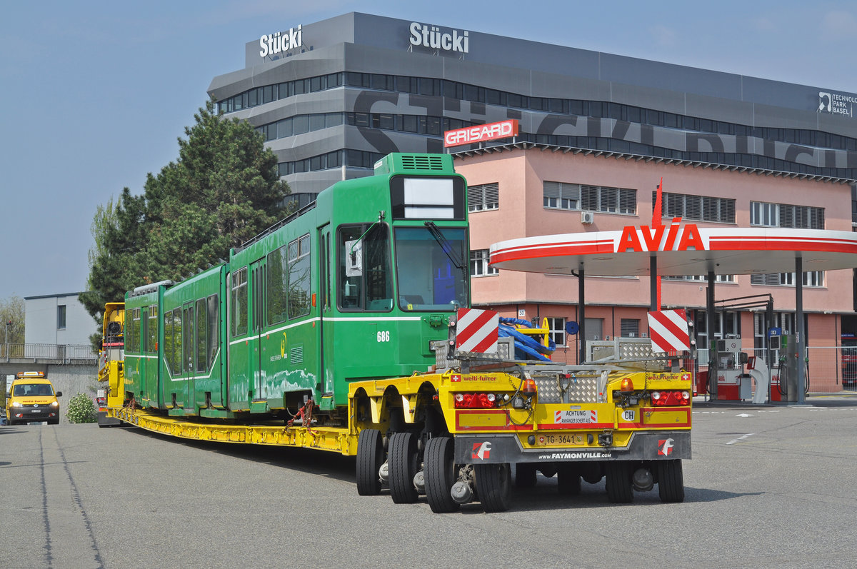 Am 03.04.2017 wird der Be 4/6S 686 in der Hauptwerkstatt auf einen Schwertransportlastwagen verladen. Nun ist der Verladeplatz fast erreicht. Nach einem weiteren Manöver, das Zentimeter genaues Fahren verlangt, erreicht der Lastwagen den Verladeplatz.