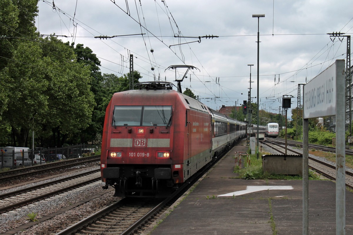 Am 03.05.2014 fuhr die 101 019-8 mit dem EC 9 (Hamburg-Altona - Zürich HB) in den Freburger Hauptbahnhof ein. Im Hintergrund ist noch der ICE 1 Triebkopf 401 076-5 zu erkennen.
