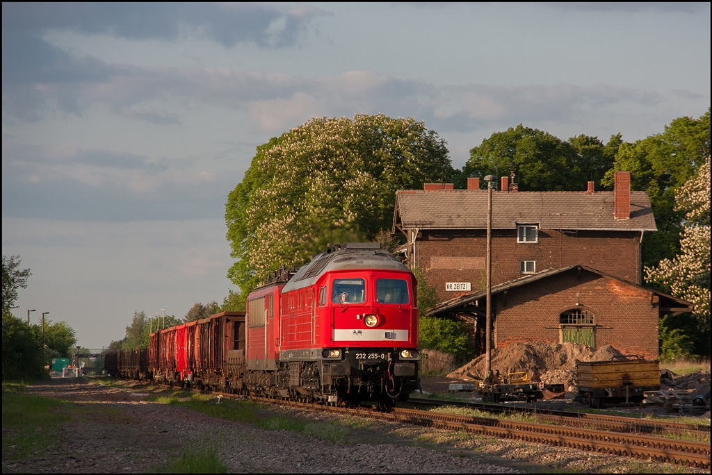 Am 03.05.2014 gab es auf der Zeitzer Schiene etwas Umleiterverkehr. 232 255 im letzten Licht kurz vor Zeitz. 