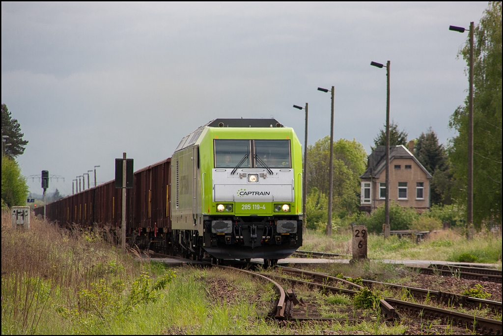 Am 03.05.2014 machte sich 285 119 mit einer Fuhre Braunkohle, vom Tagebau Profen in Richtung Leipzig. Hier durchfährt sie die Stadt Pegau.