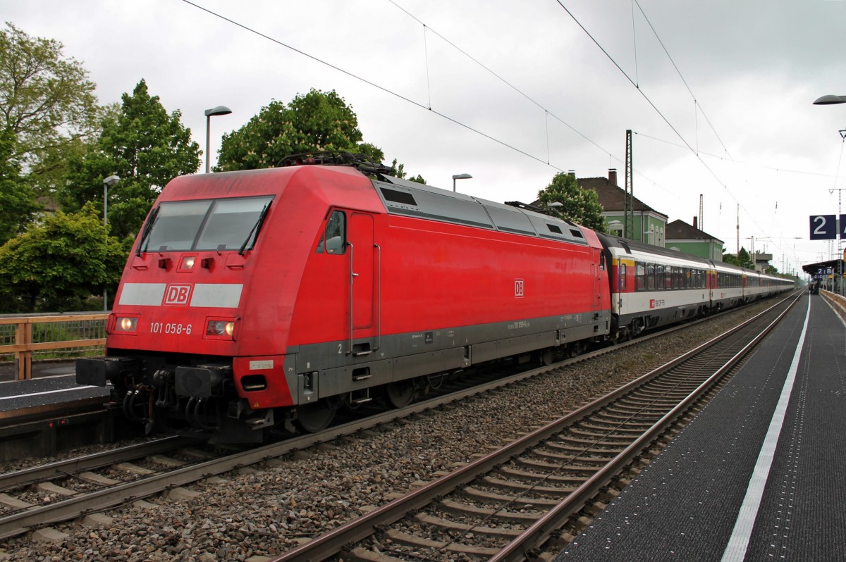 Am 03.05.2014 stand die 101 058-6 abgebügelt und mit einem defekt beim Zwischenhalt  mit dem EC 8 (Zürich HB - Hamburg-Altona) in Müllheim (Baden) auf Gleis 1. Sie fuhr später dann mit +15 min in Richtung Freiburg aus.