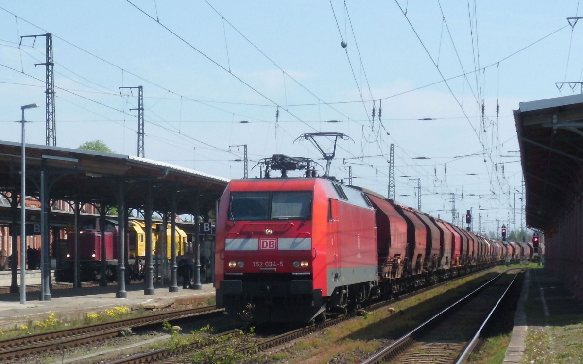 Am 03.05.2015 kam 152 034 mit ihrem Kalizug aus Richtung Magdeburg nach Stendal und fuhr weiter nach Wittenberge.