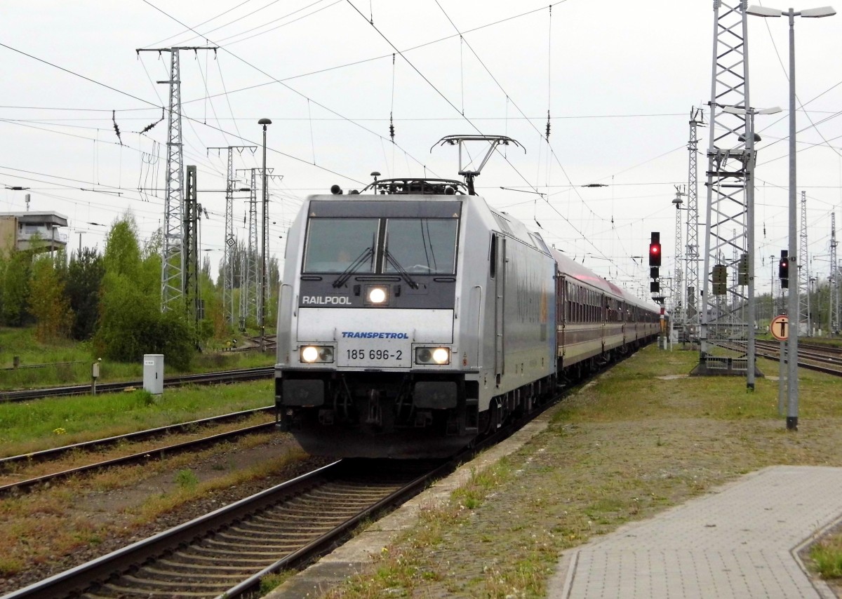 Am 03.05.2015 kam die  185 696-2  von der  Transpetrol (Railpool) aus Richtung Salzwedel nach Stendal und fuhr weiter in Richtung Magdeburg .
