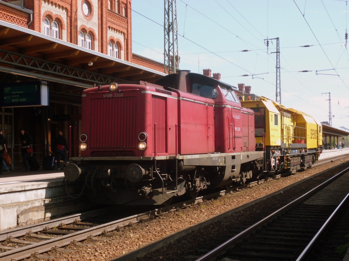 Am 03.05.2015 kam 212 335 (V100 2335) mit ihrem Schleifzug aus Richtung Berlin nach Stendal und fuhr nch kurzer Kaffeepause weiter in Richtung Hannover.