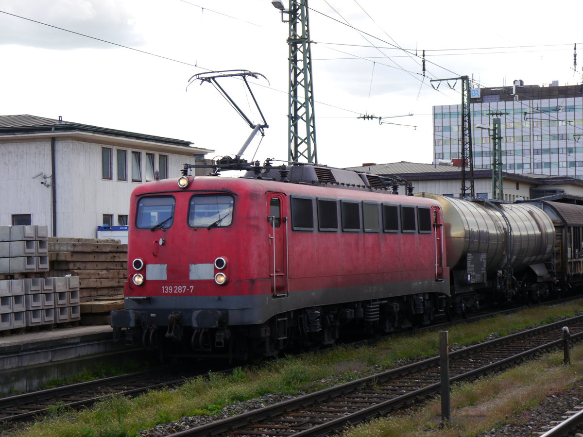 Am 03.05.2016 steht 139 287 mit ihrem Henkelzug in Würzburg Hbf und wartet auf die Abfahrt nach Wassertrüdingen.