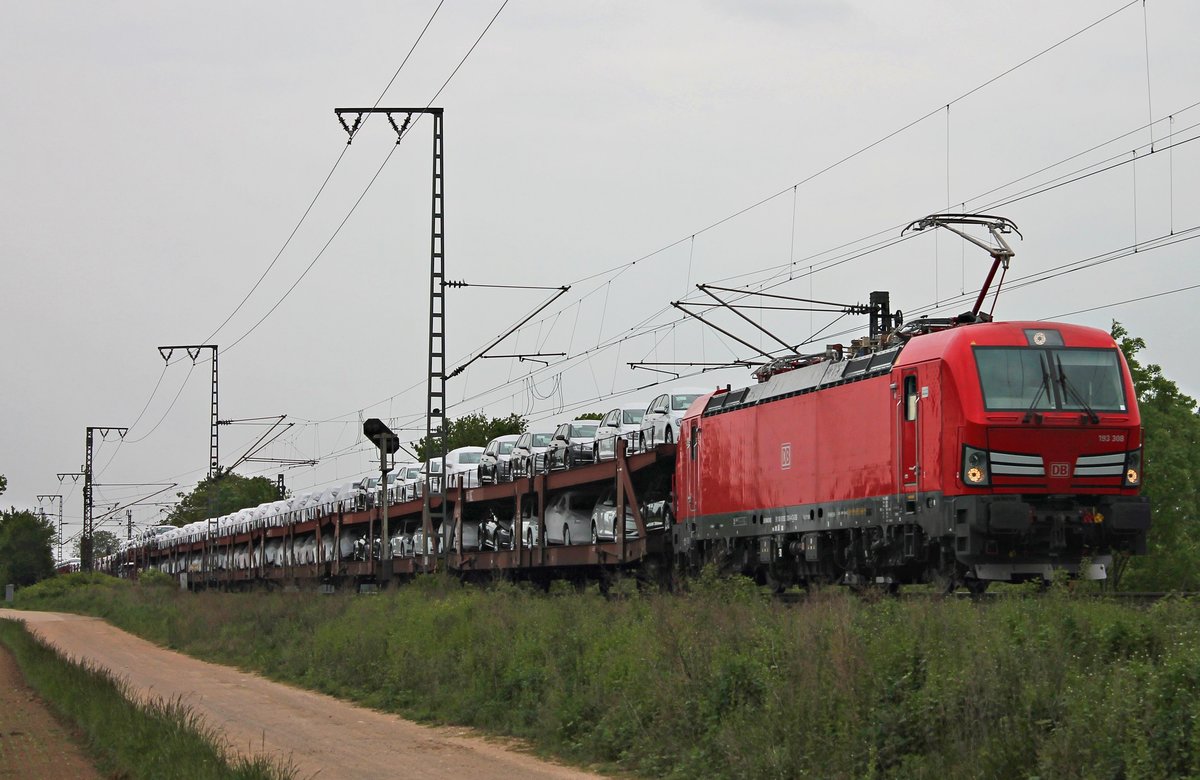 Am 03.05.2018 bespannte 193 308 einen langen Autozug (Mannheim Rbf - Basel Bad Rbf), als sie nördlich von Müllheim (Baden) in Richtung Schweizer Grenze fuhr. Grund für die außerplanmäßige Bespannung war, dass die 193 308 später im BW Haltingen für Personalschulungen fungiert hatte.