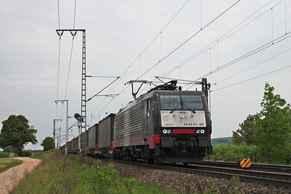 Am 03.05.2018 bespannte MRCE/TXL ES 64 F4-097 (189 997-0)  Wir bringen die Kraft von 8500 Pferden auf die Schiene  den  Jan de Rijk -Containerzug (Venlo - Galarate), als sie bei Müllheim (Baden) durchs Markgräflerland in Richtung Schweizer Grenze fuhr.