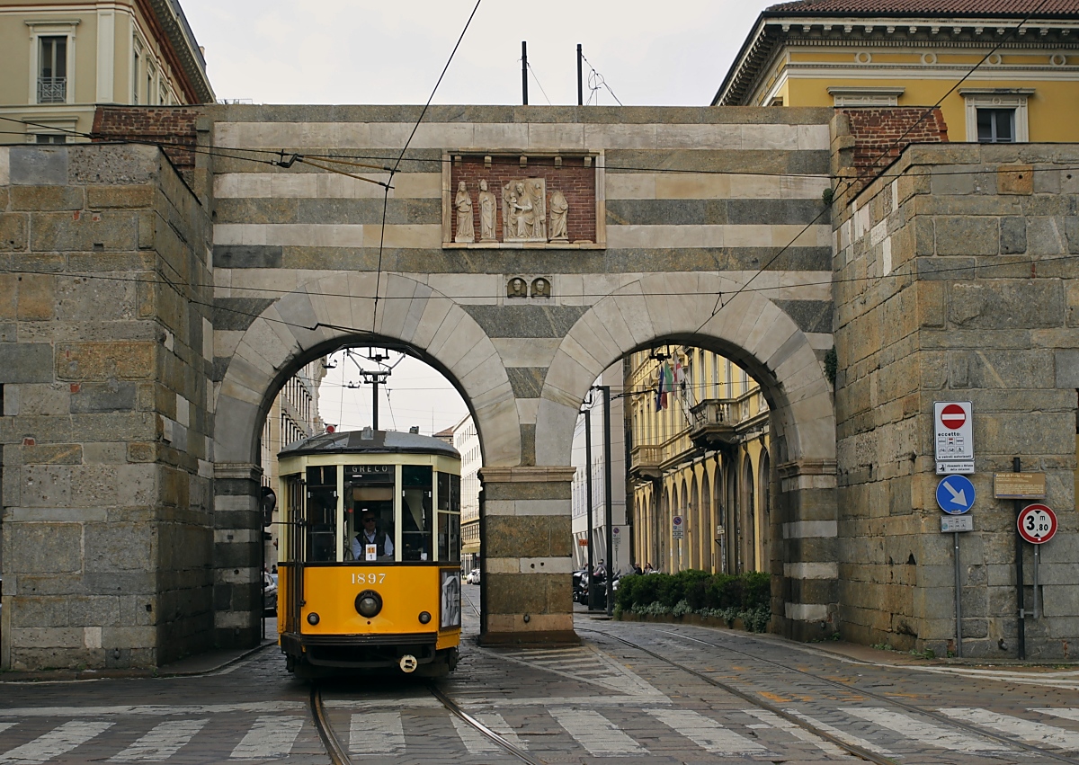 Am 03.05.2019 durchfährt der Triebwagen 1897 als Linie 1 die im 12. bis 14. Jahrhundert errichteten Archi di Porta Nova, die zur ehemaligen Stadtbefestigung von Mailand gehören