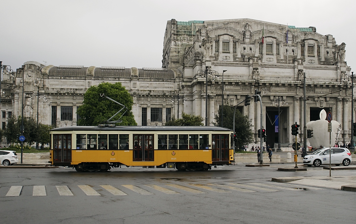 Am 03.05.2019 trifft Ventotto 1821 an der Haltestelle Centrale FS. ein, im Hintergrund das monumentale Gebäude des 1931 eingeweihten Hauptbahnhofes