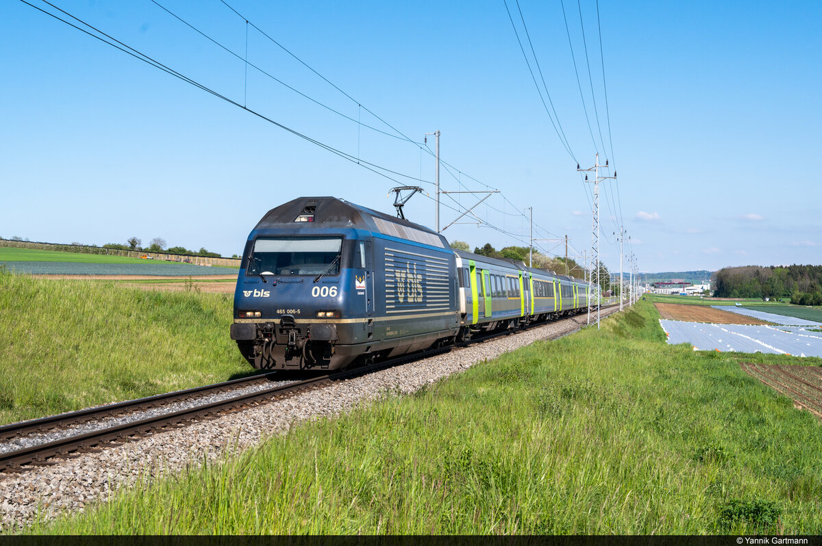 Am 03.05.2021 ist BLS Re 465 006-5 unterwegs mit dem IR66 3930 von Bern nach Neuchâtel und konnte hier vor Ins aufgenommen werden.