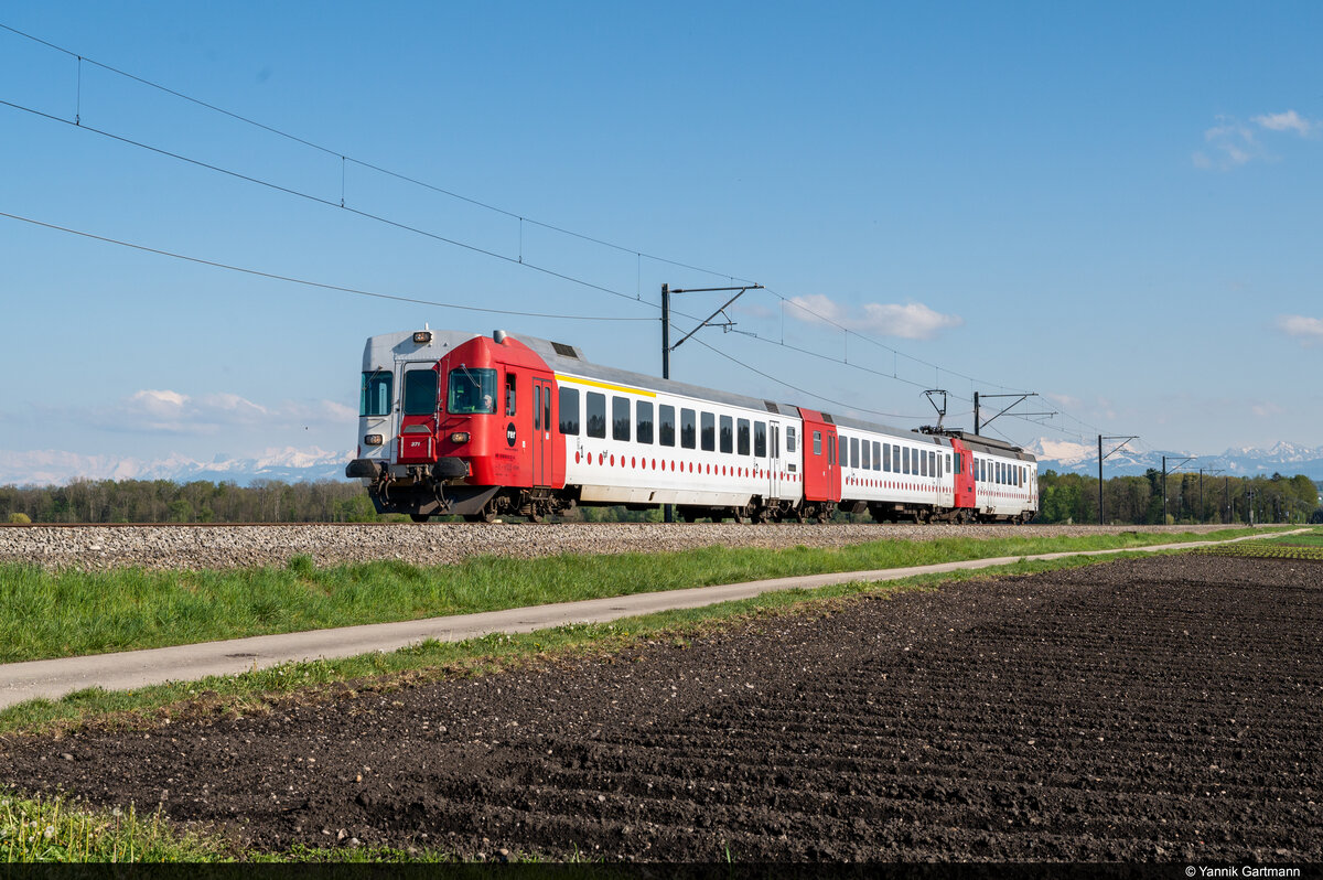 Am 03.05.2021 ist Tpf RBDe 567 171-4 unterwegs als S21 zwischen Fribourg/Freiburg und Ins und konnte hier kurz vor seinem Ziel aufgenommen werden.