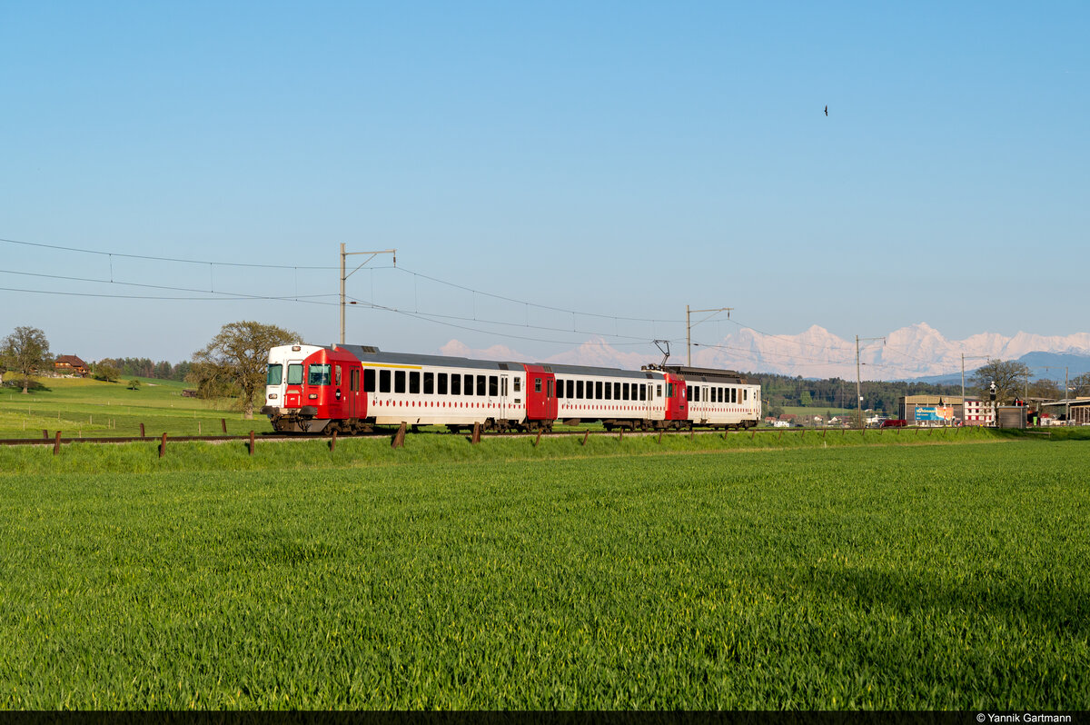 Am 03.05.2021 ist Tpf RBDe 567 171-4 unterwegs als S21 zwischen Fribourg/Freiburg und Ins und konnte hier bei Cressier FR aufgenommen werden.