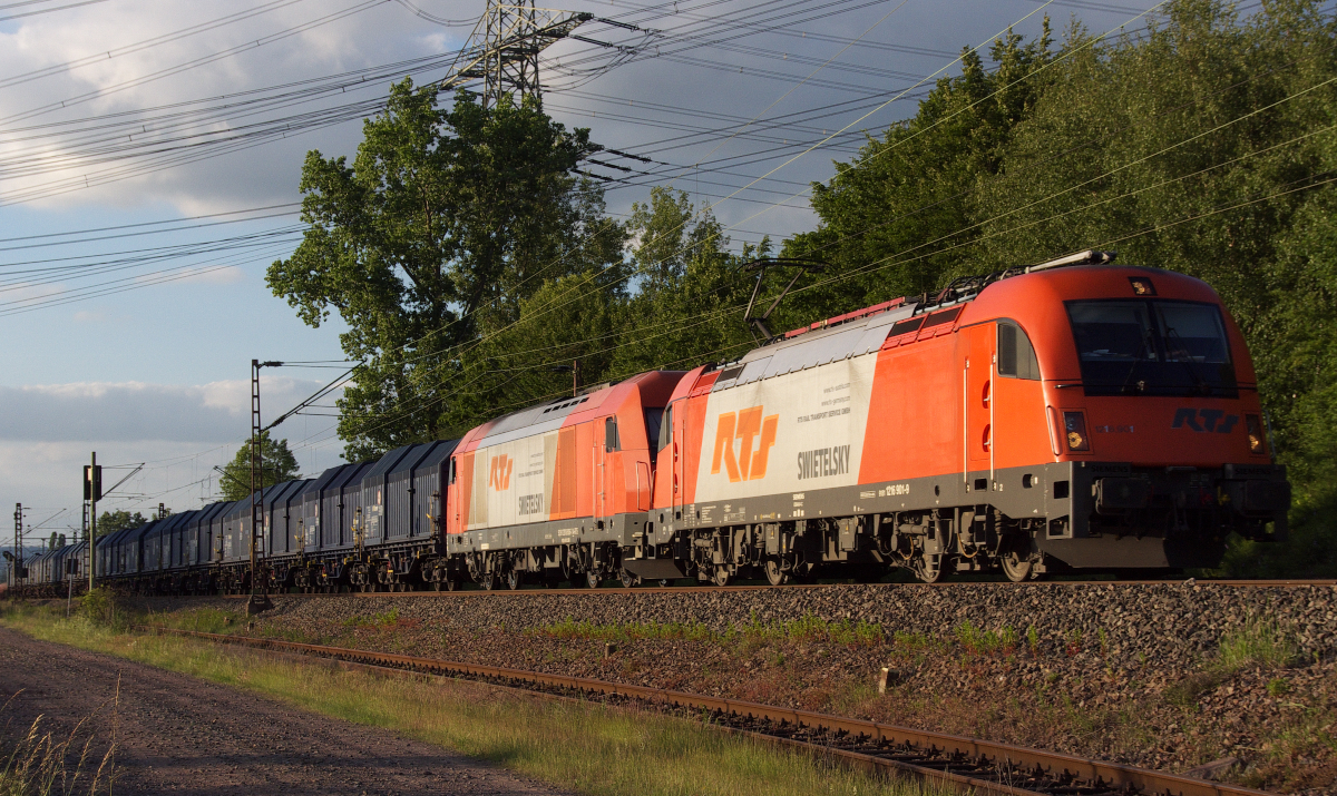 Am 03.06.2015 brachte 1216 901 der RTS am Abend RTS 2016 906 und viele blaue Coil-Wagen von Dillingen nach Österreich. Um 20:13 Uhr war der Zug zwischen Ensdorf und Bous beim Kraftwerk Ensdorf unterwegs. Bahnstrecke 3230 Saarbrücken - Karthaus.