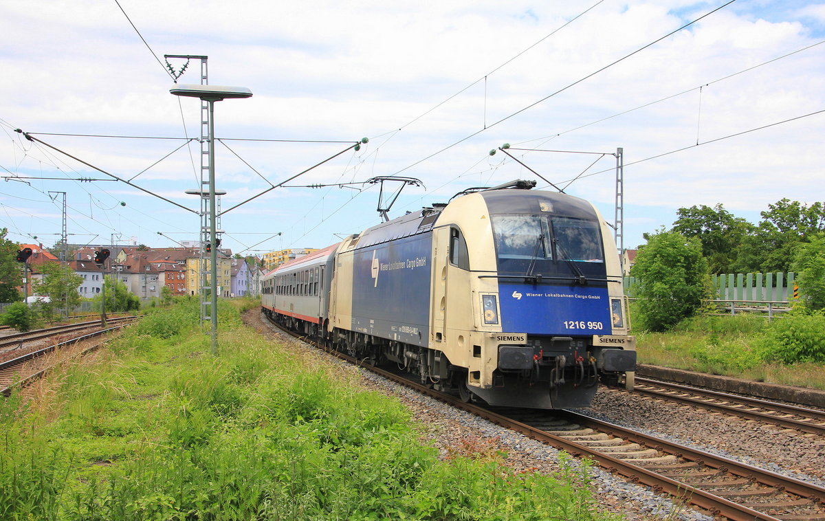 Am 03.06.2015 fährt 1216 950 mit Kirchentagsonderzug den Bahnhof Stuttgart-Zuffenhausen. 