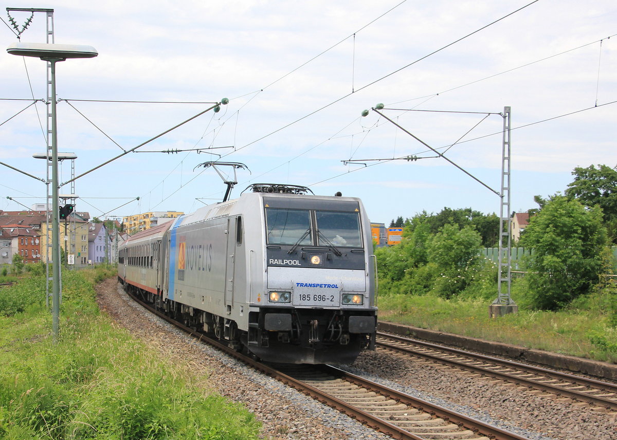 Am 03.06.2015 fährt 185 696 mit Kirchentagsonderzug den Bahnhof Stuttgart-Zuffenhausen. 