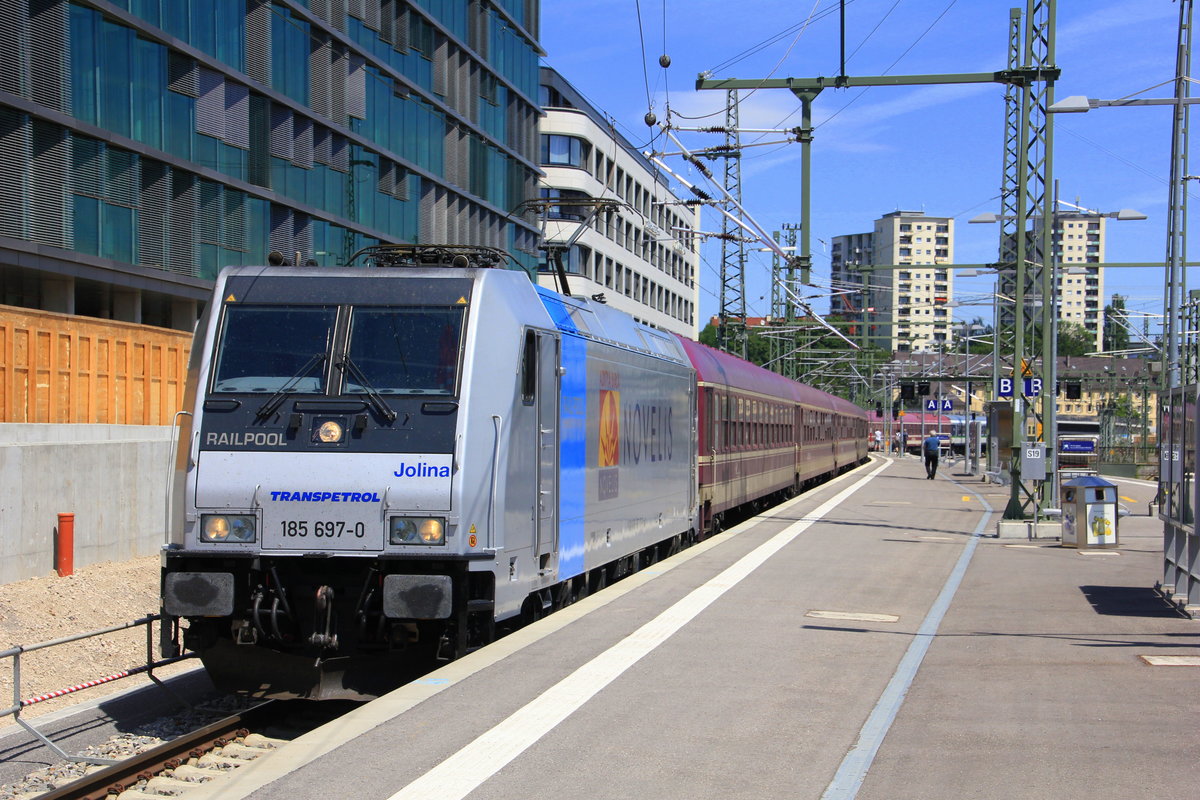 Am 03.06.2015 rangiert 185 697  Jolina  den Kirchentagsonderzug in Richtung Abstellbahnhof aus Gleis 1 des Stuttgarter Hbf. 