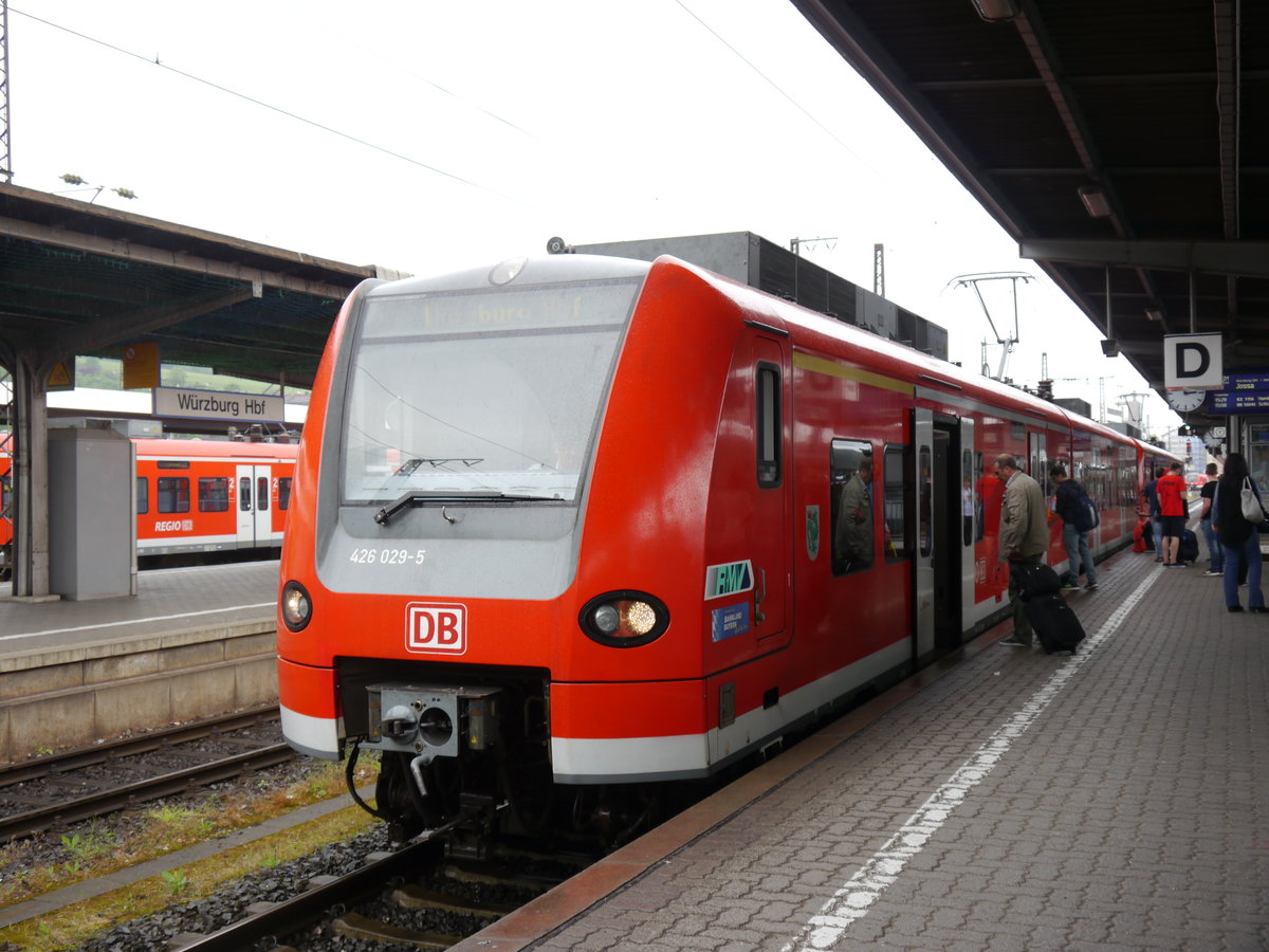 Am 03.06.2016 fuhr außerplanmäßig für einen 440, 426 029 und ein weiterer 426 als RB von Bamberg nach Jossa. Hier steht dieser Zug in Würzburg Hbf auf Gleis 7 und wartet auf die Weiterfahrt Richtung Norden.